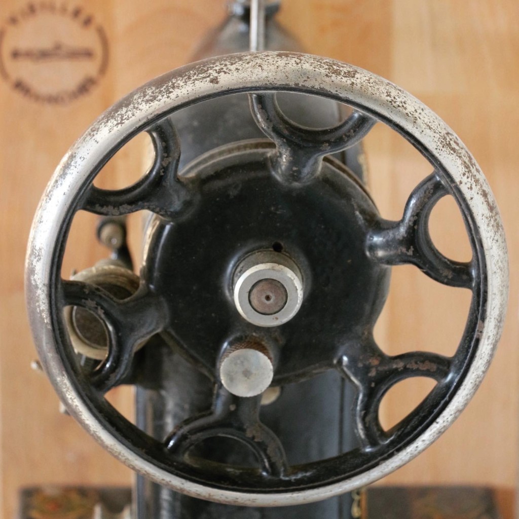 Serre livre conçu à partir d'une machine à coudre