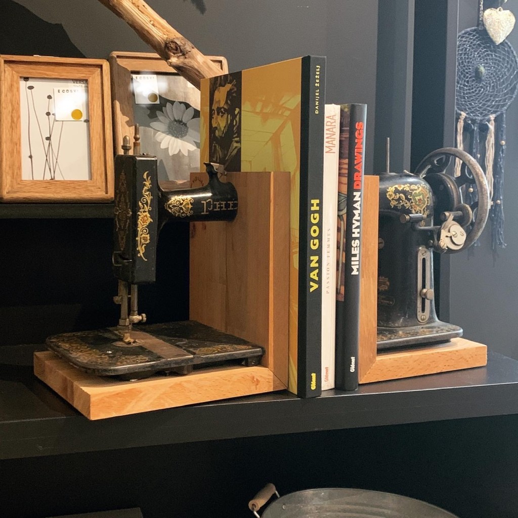 Serre livre conçu à partir d'une machine à coudre