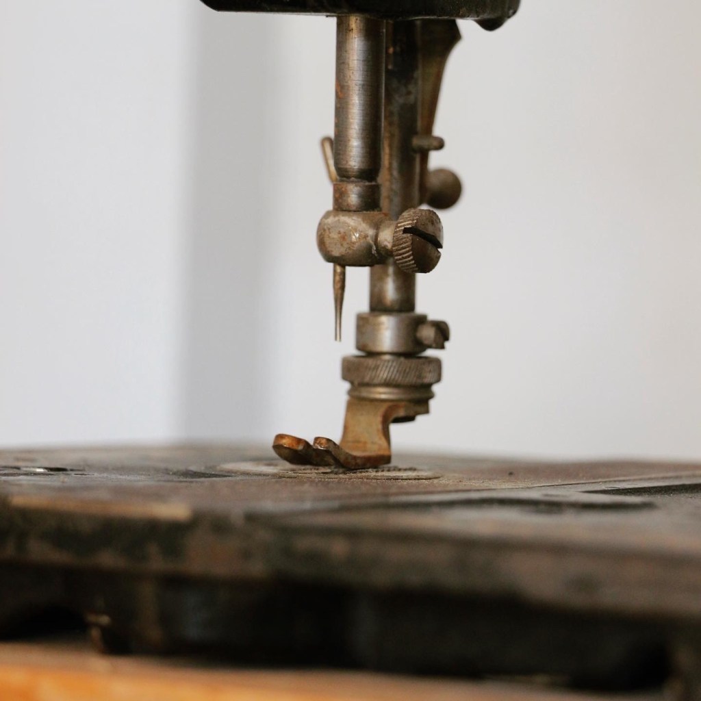 Serre livre conçu à partir d'une machine à coudre