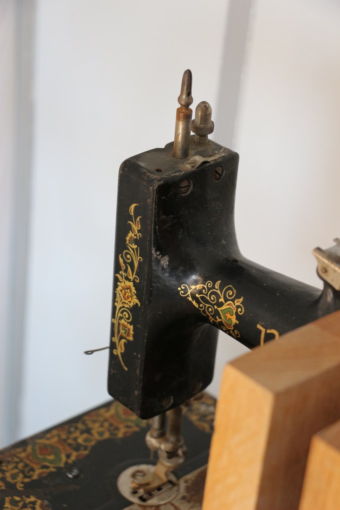 Serre livre conçu à partir d'une machine à coudre