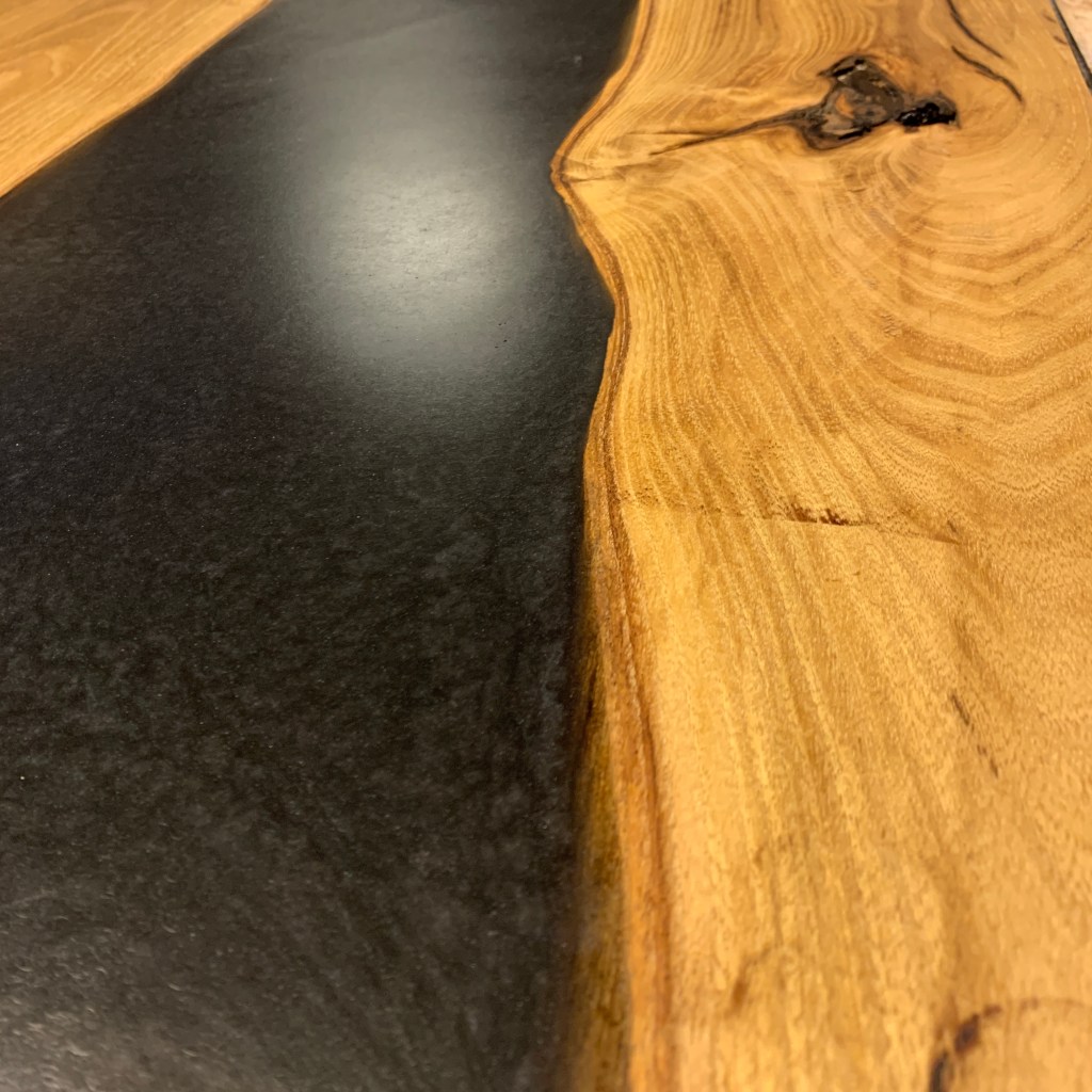 Plateau de bois avec résine epoxy