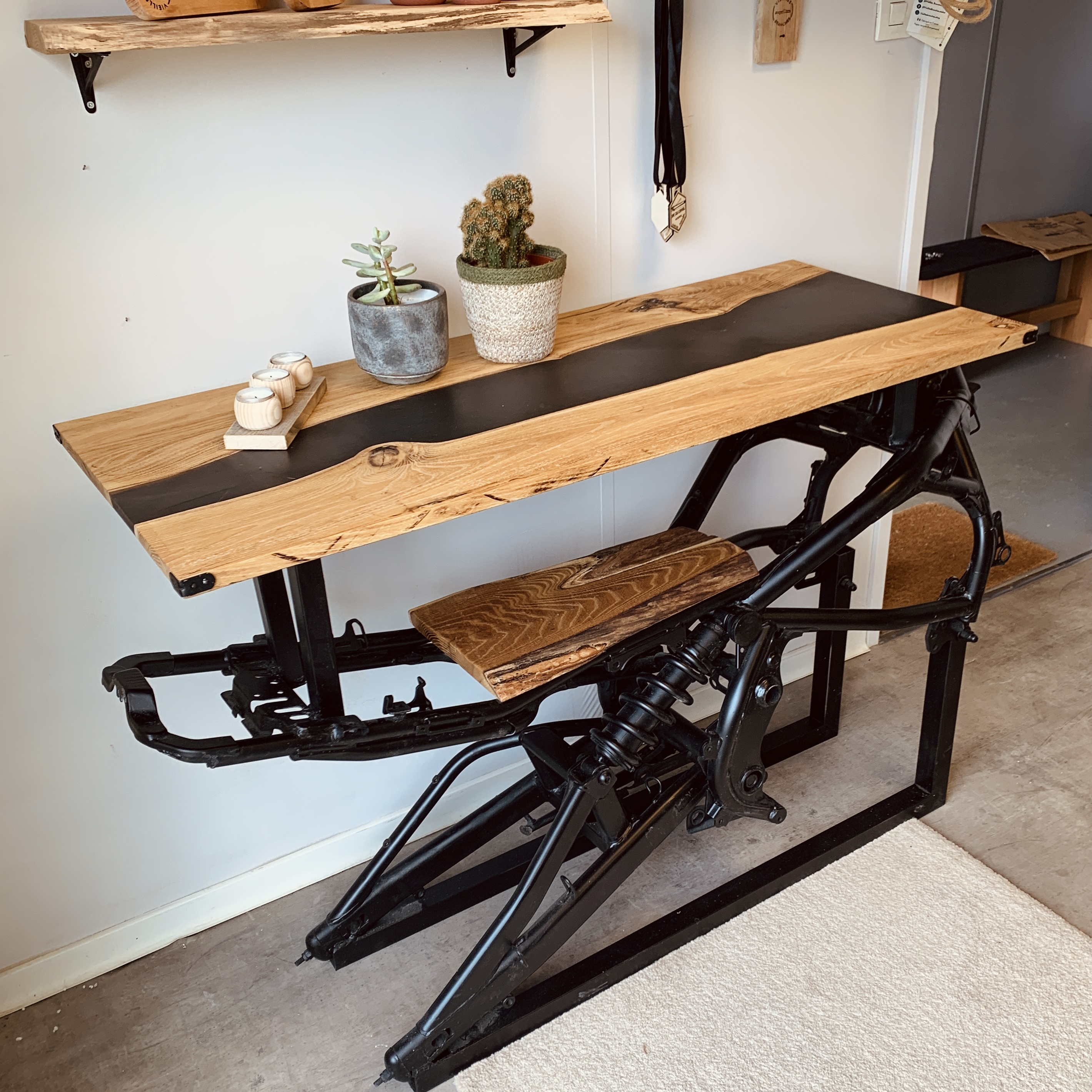 Console en bois et résine epoxy fabriquée avec une piètement de cadre moto