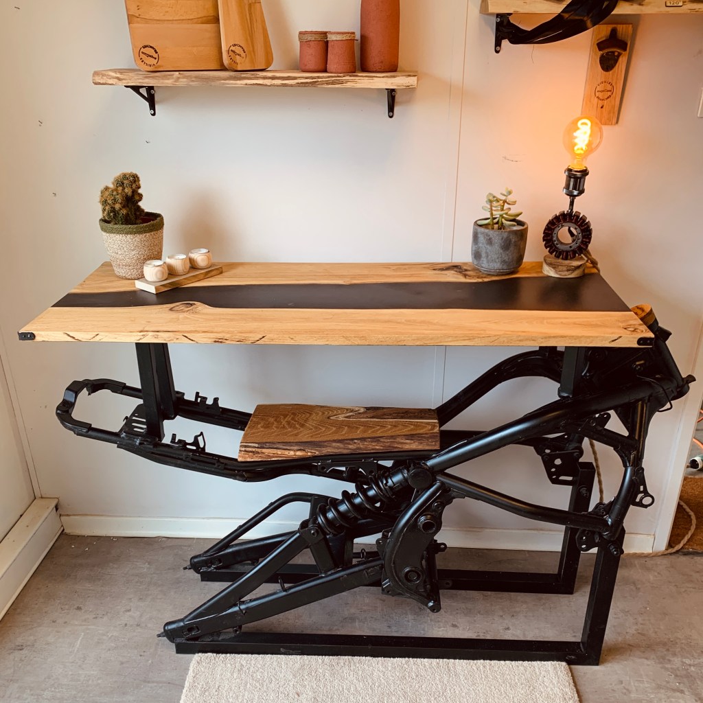 Console en bois et résine epoxy fabriquée avec une piètement de cadre moto