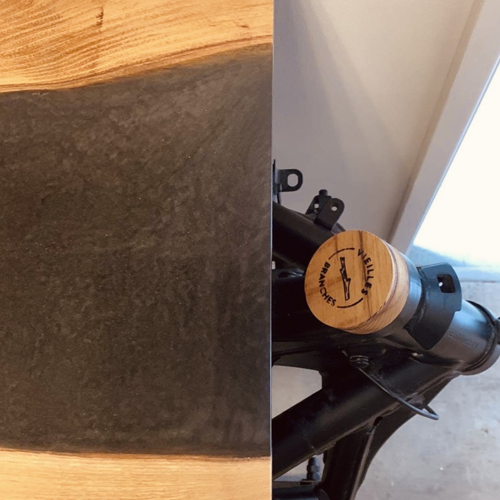 Console en bois et résine epoxy fabriquée avec une piètement de cadre moto