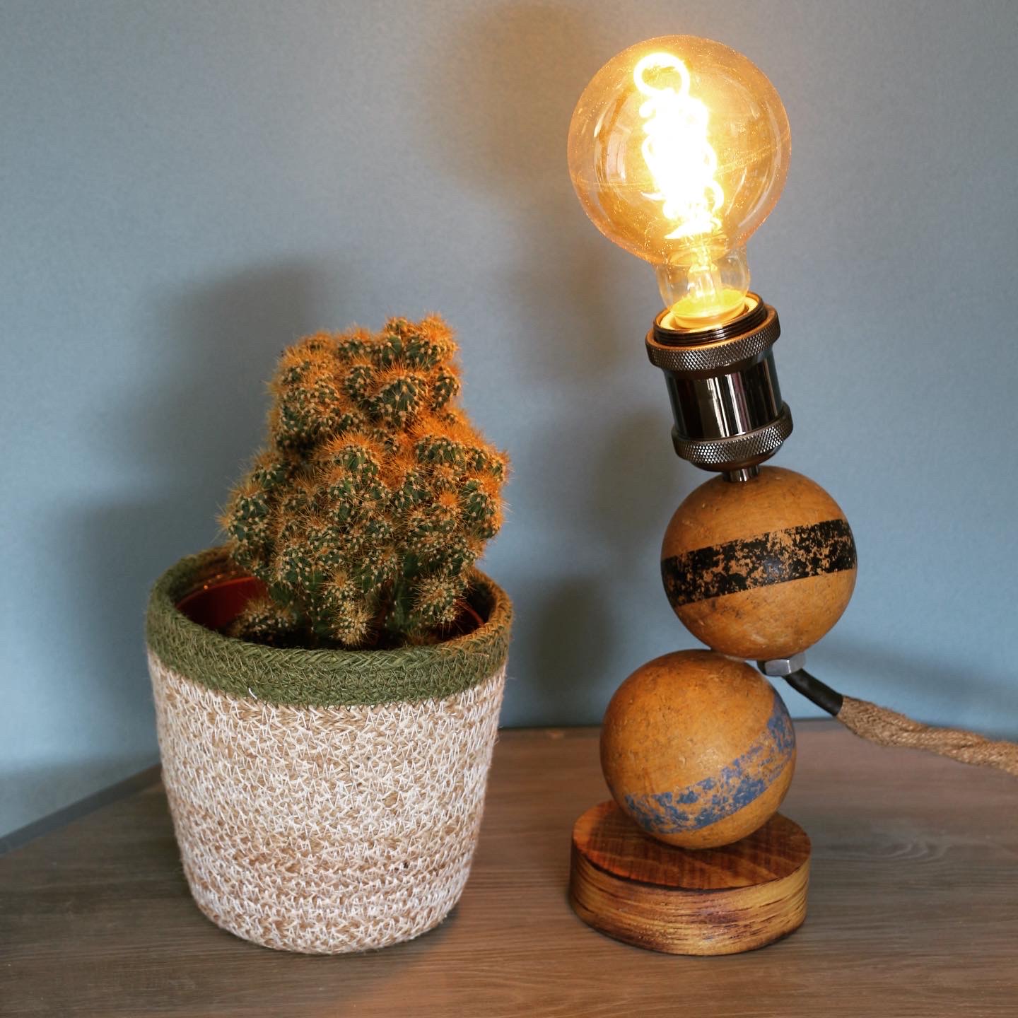 Lampe fabriquée avec des boules de croquets