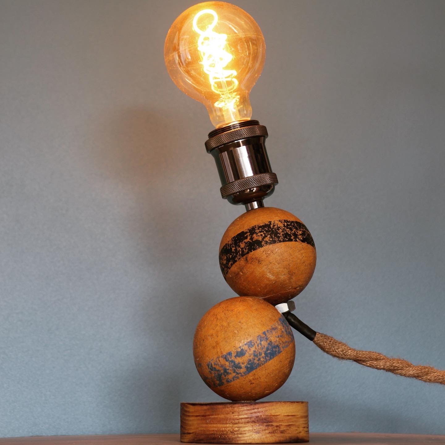 lampe fabriquée avec des boules de croquets