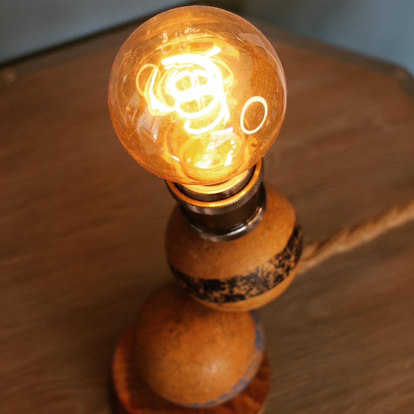 lampe fabriquée avec des boules de croquets