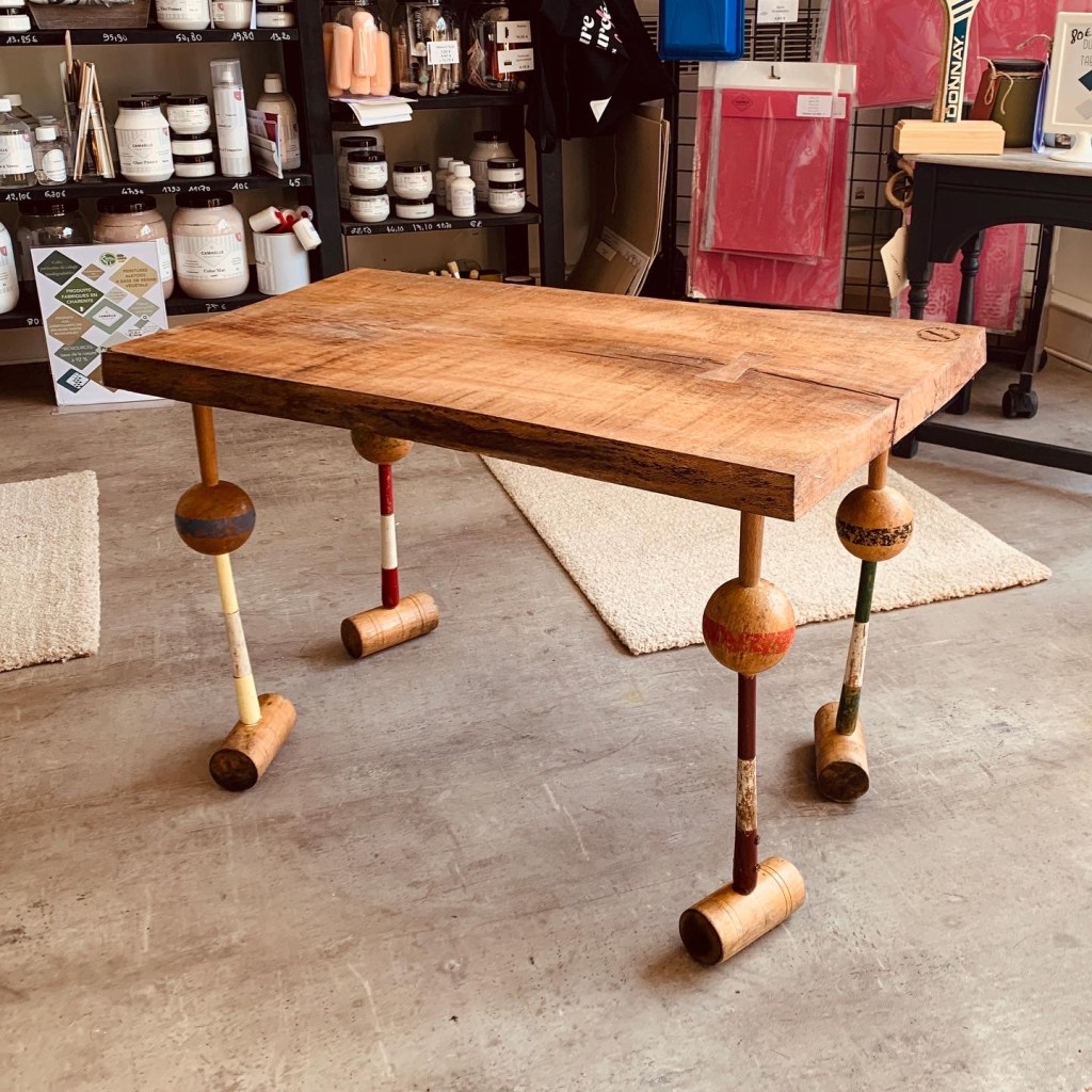 table basse fabriquée avec des maillets de croquets