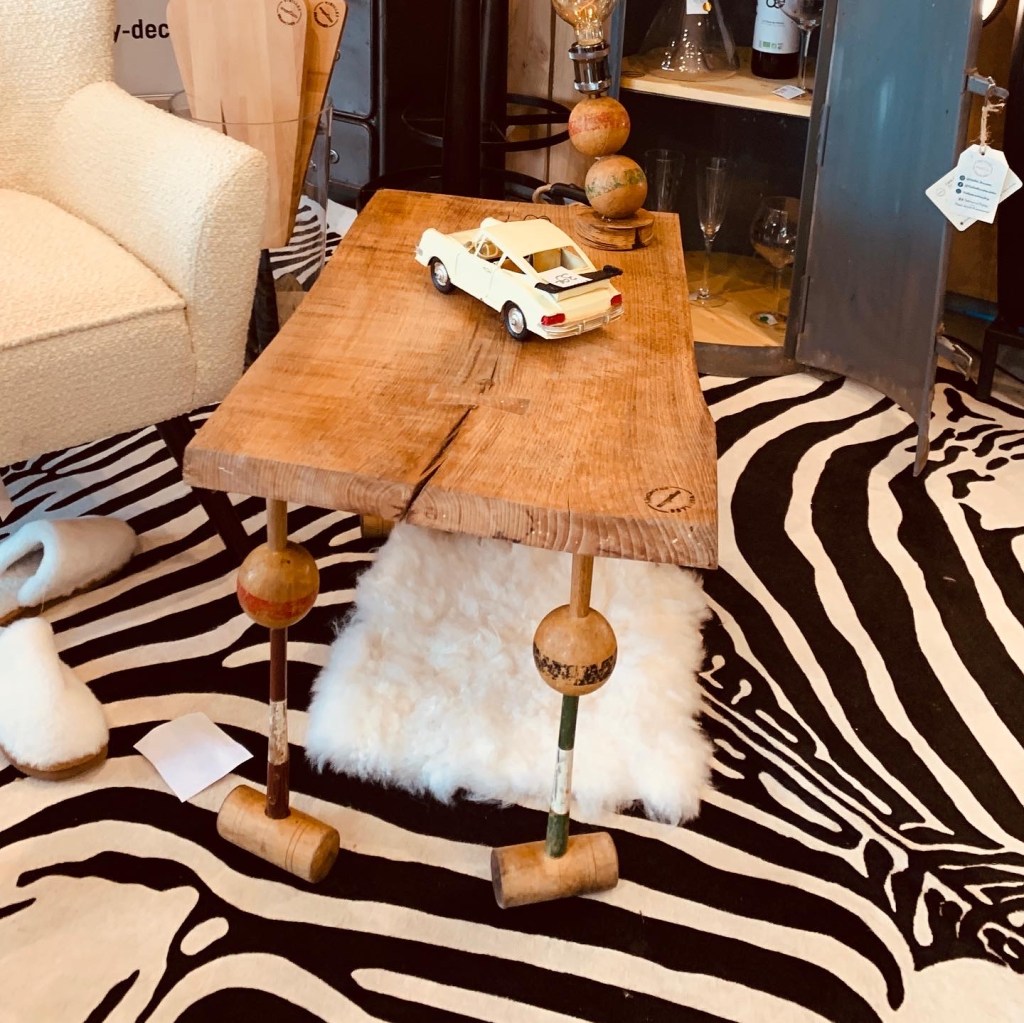 table basse fabriquée avec des maillets de croquets