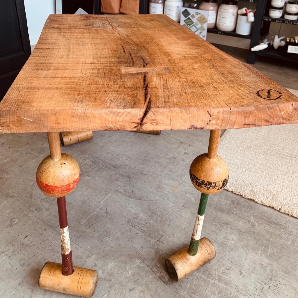 table basse fabriquée avec des maillets de croquets
