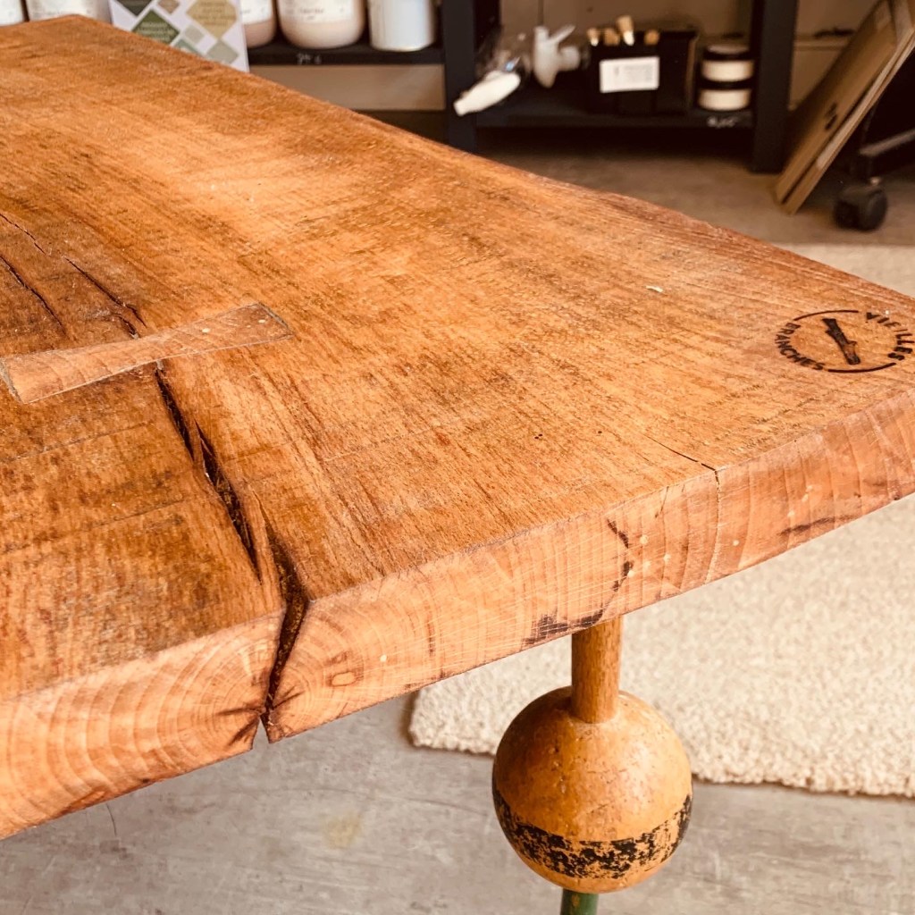 table basse fabriquée avec des maillets de croquets