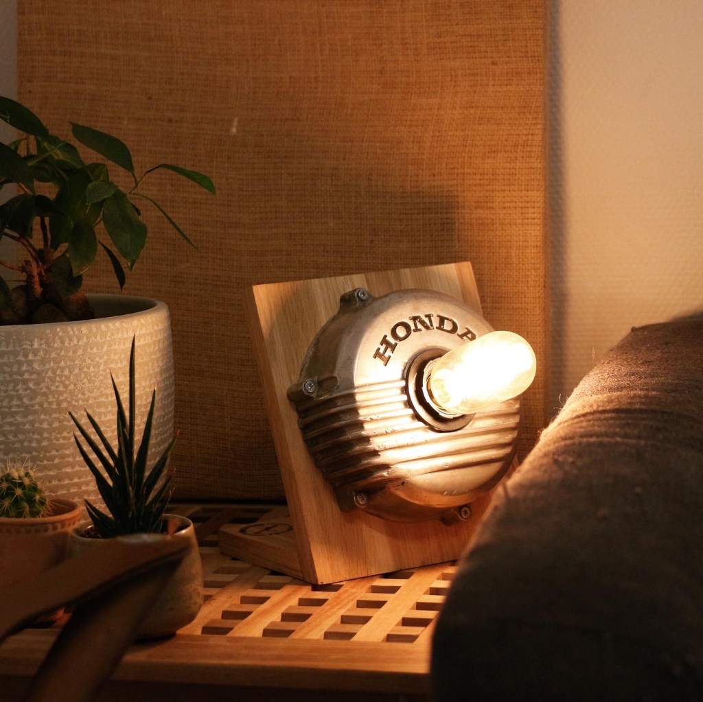 lampe fabriquée avec un carter de moto