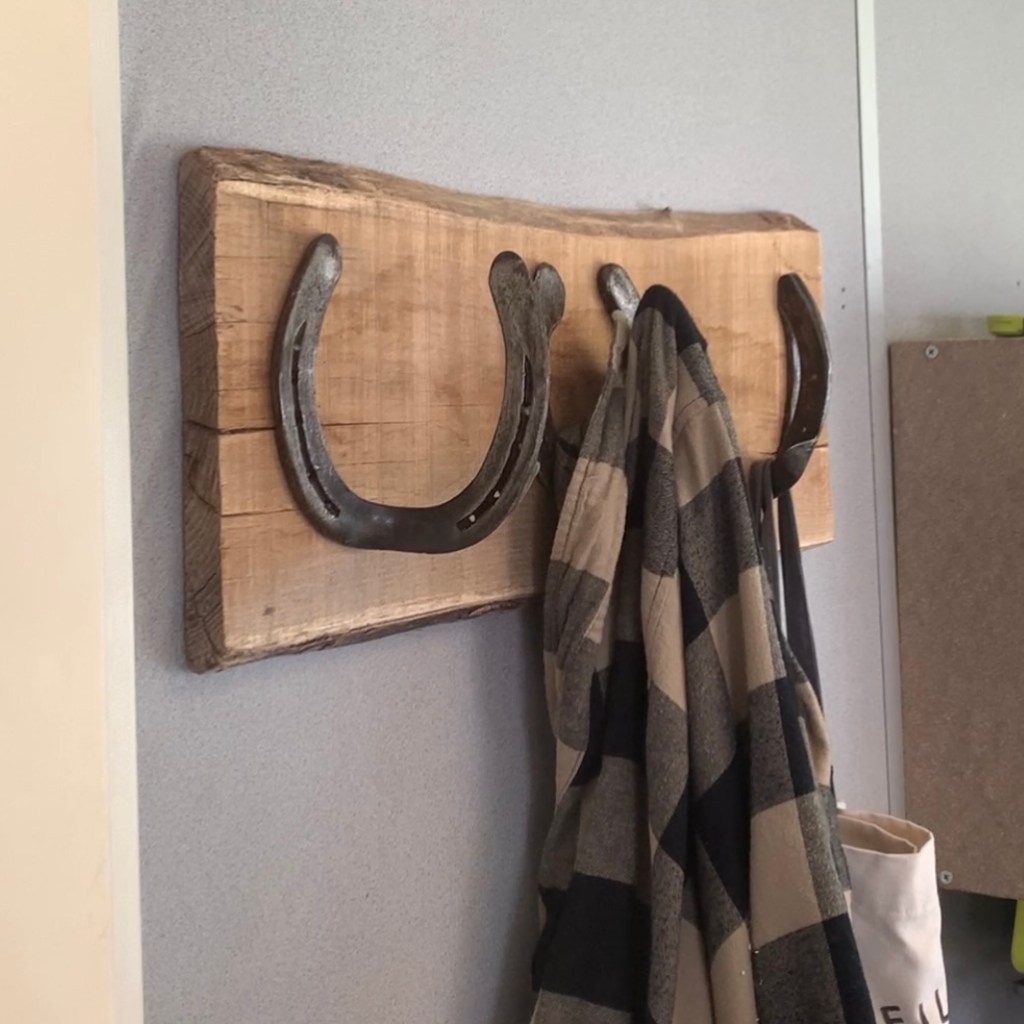 Porte manteau conçu à partir de fers à cheval