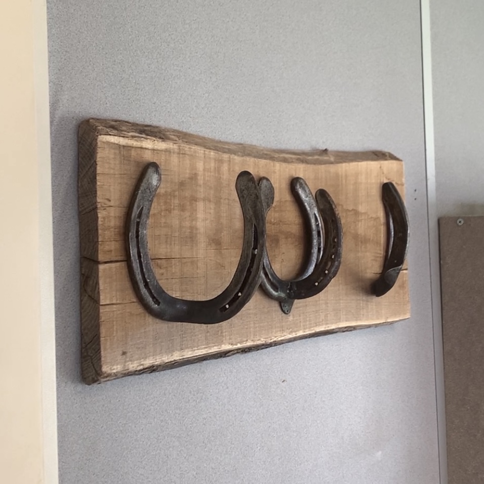 Porte manteau fabriqué avec des fers à cheval