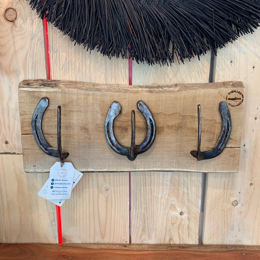 Porte manteau conçu à partir de fers à cheval