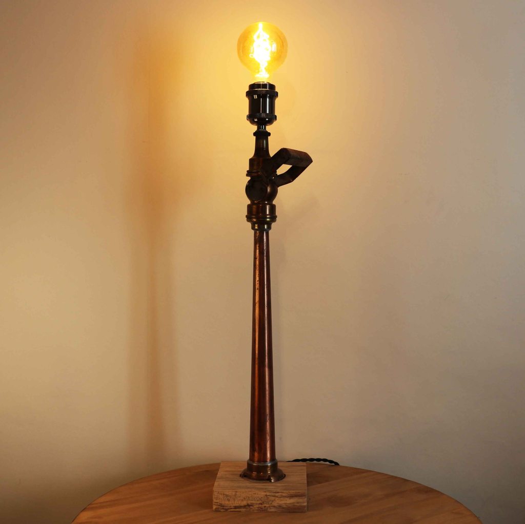 Luminaire fabriqué à partir d'une lance à incendie