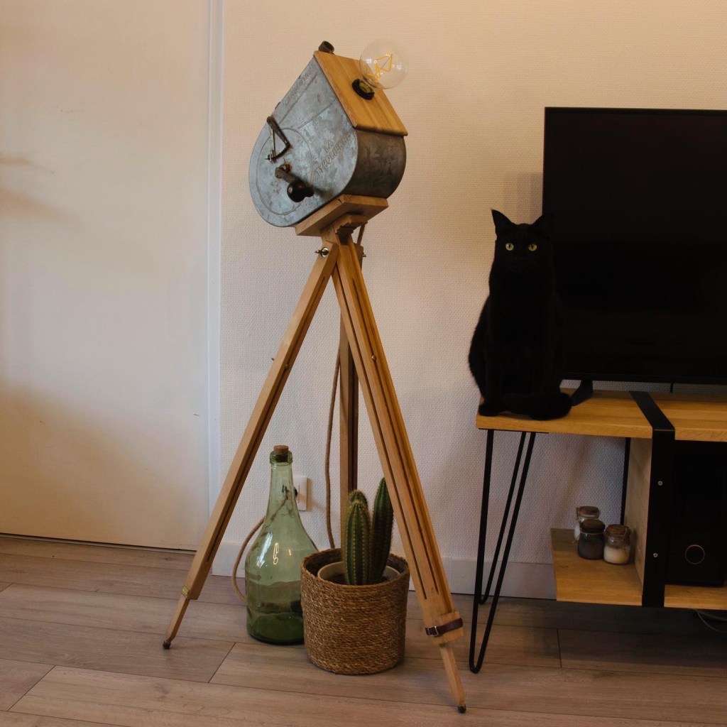 Lampe fabriquée à partir d'une machine à crépir