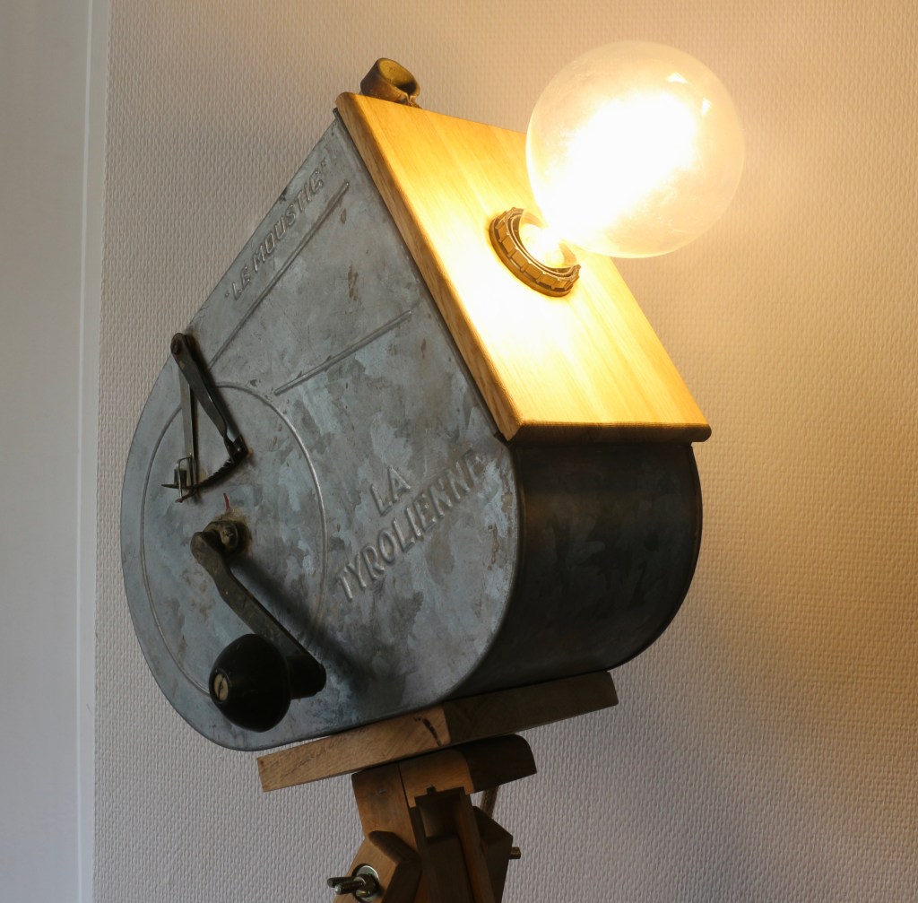 Lampe fabriquée à partir d'une machine à crépir