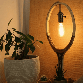 luminaire fabriqué à partir d'une raquette de tennis