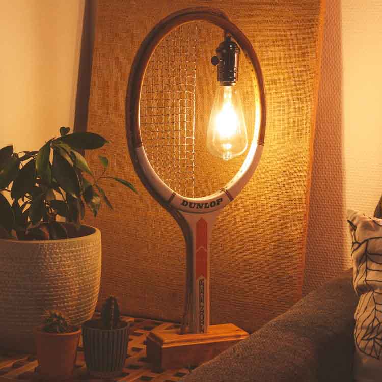 luminaire fabriqué à partir d'une raquette de tennis