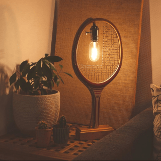 luminaire fabriqué à partir d'une raquette de tennis