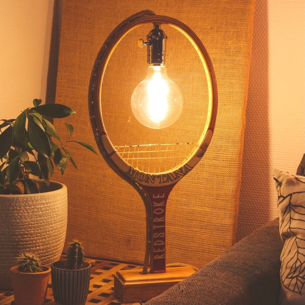 Lampe fabriquée avec une raquette de tennis
