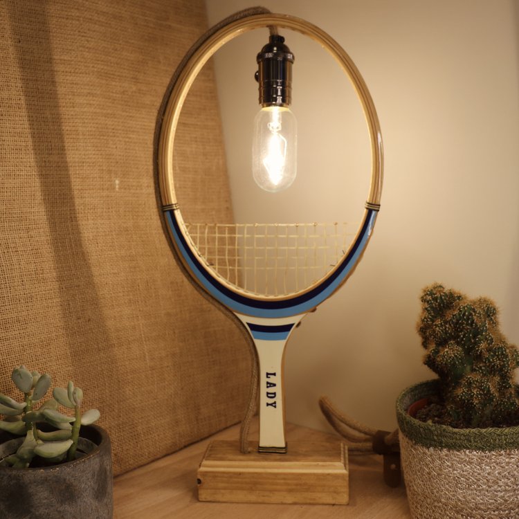 lampe fabriquée avec une raquette de tennis
