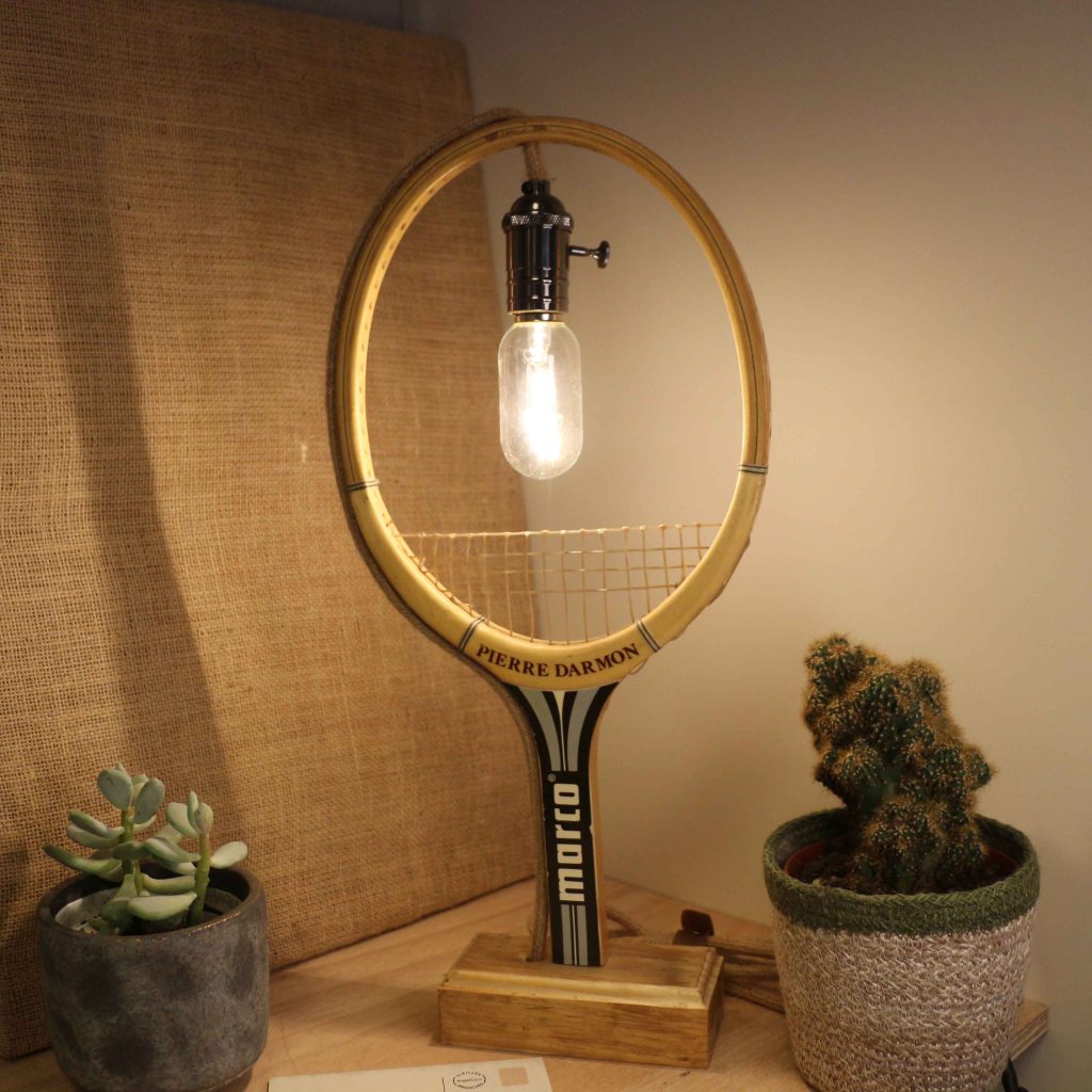 lampe fabriquée avec une raquette de tennis