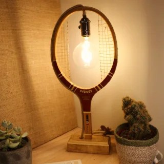 luminaire fabriqué à partir d'une raquette de tennis