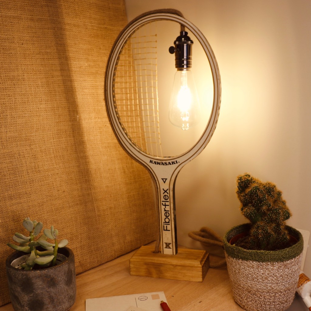 lampe fabriquée avec une raquette de tennis