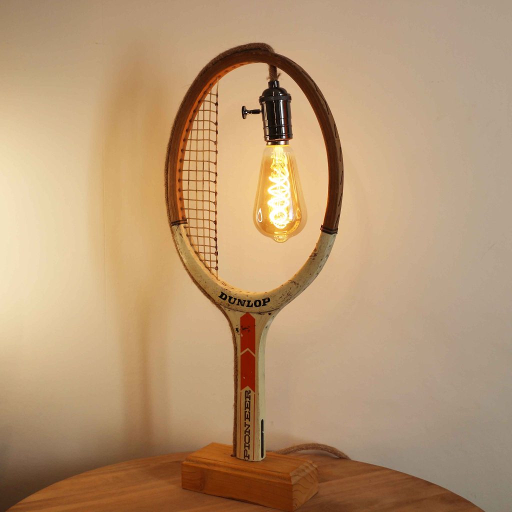 luminaire fabriqué à partir d'une raquette de tennis