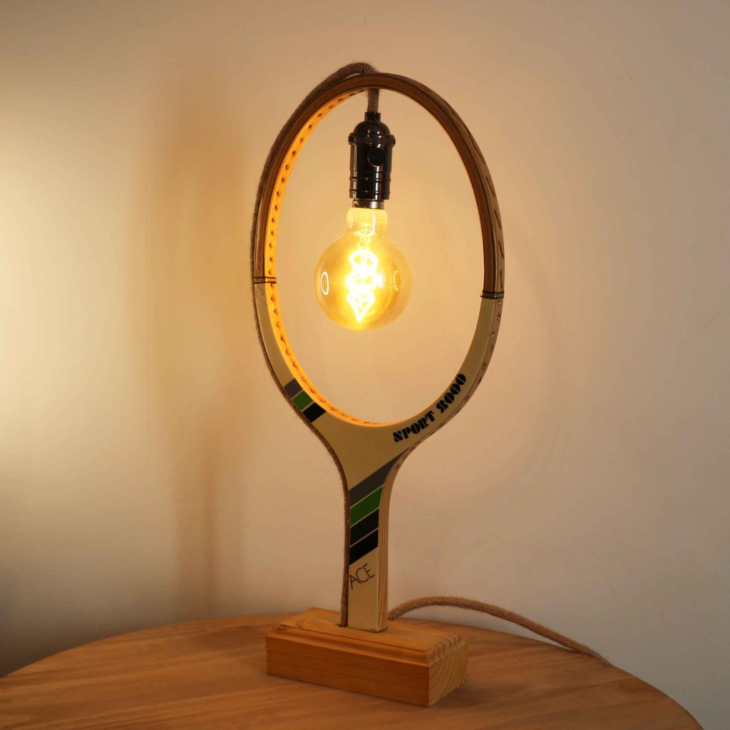 luminaire fabriqué à partir d'une raquette de tennis