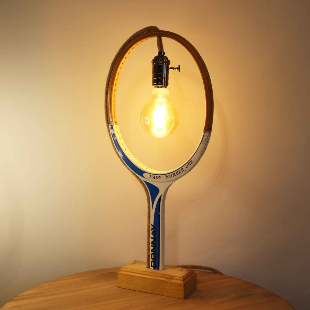 luminaire fabriqué à partir d'une raquette de tennis