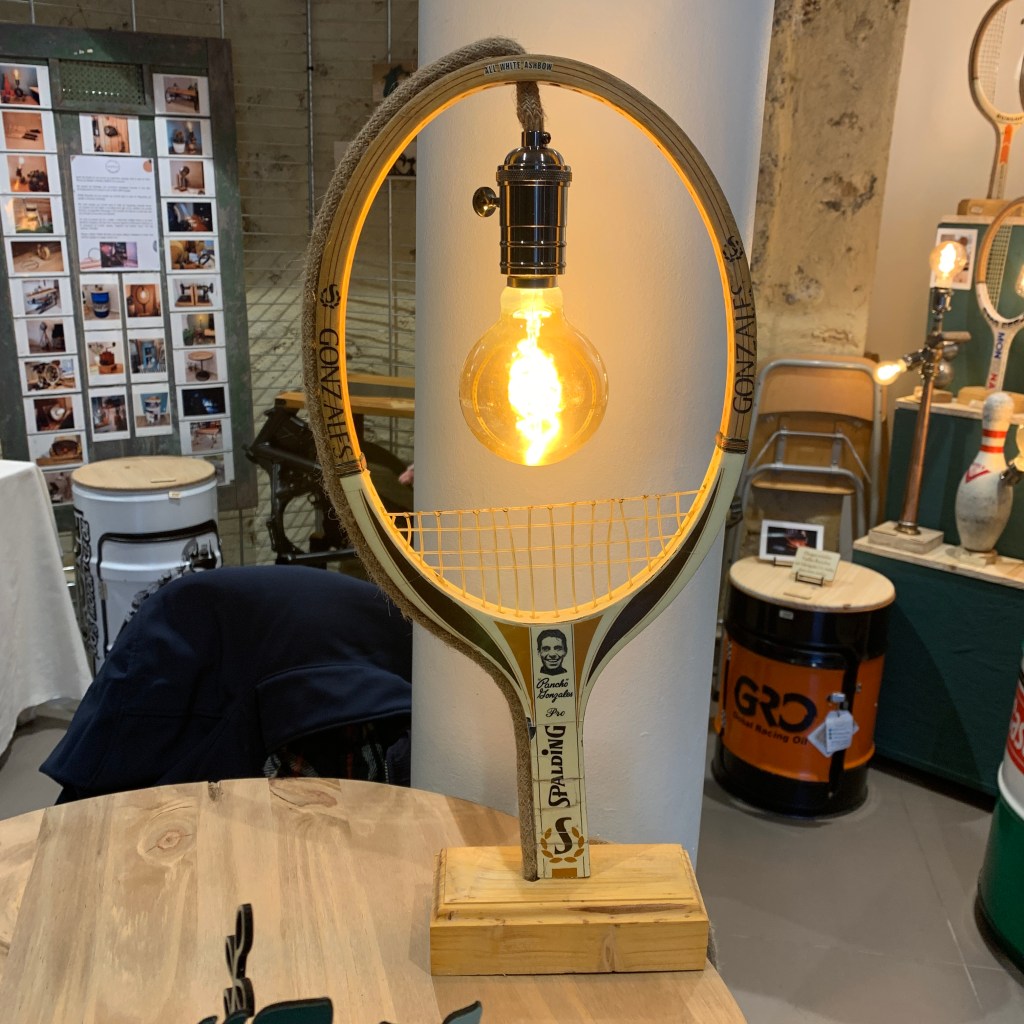 luminaire fabriqué à partir d'une raquette de tennis