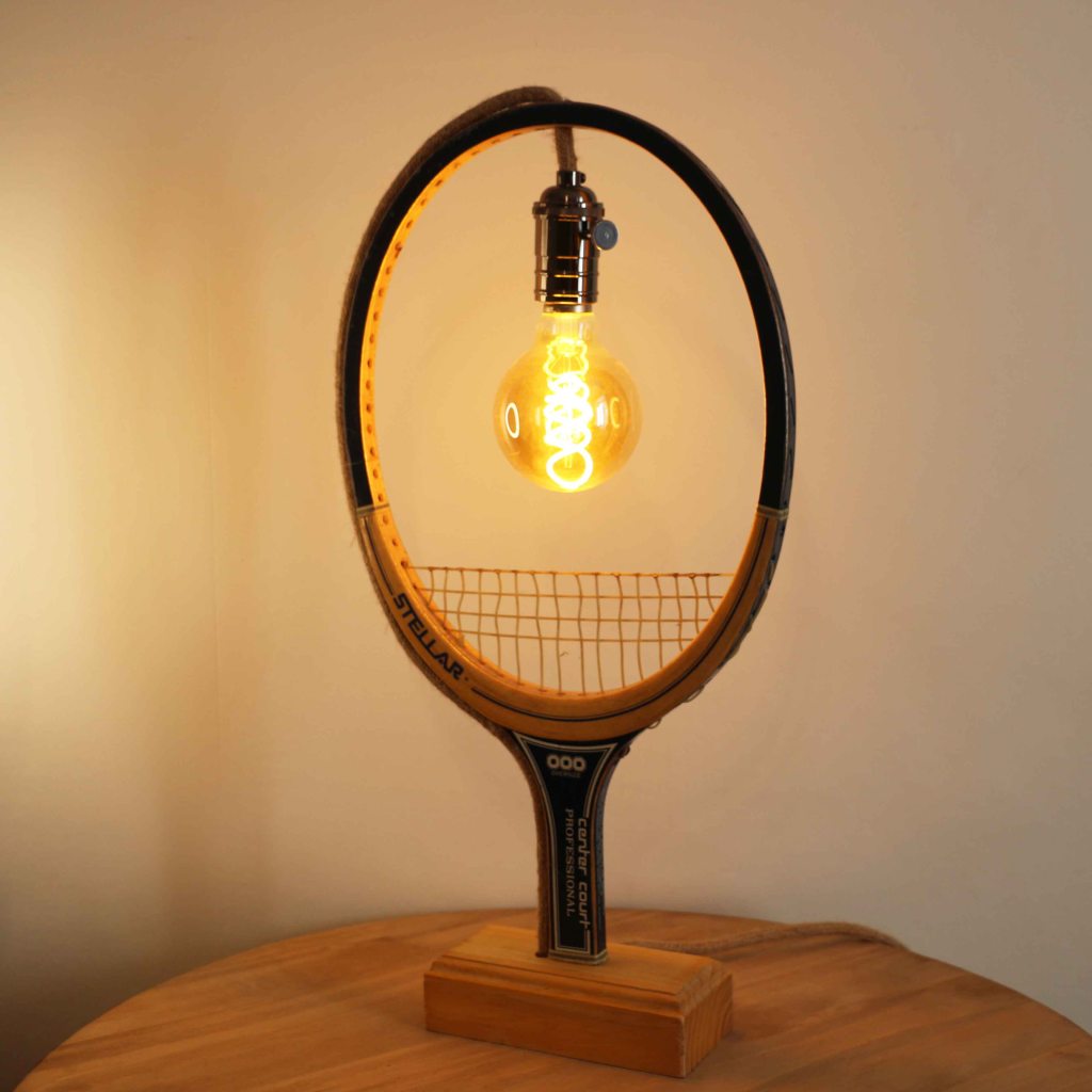 luminaire fabriqué à partir d'une raquette de tennis