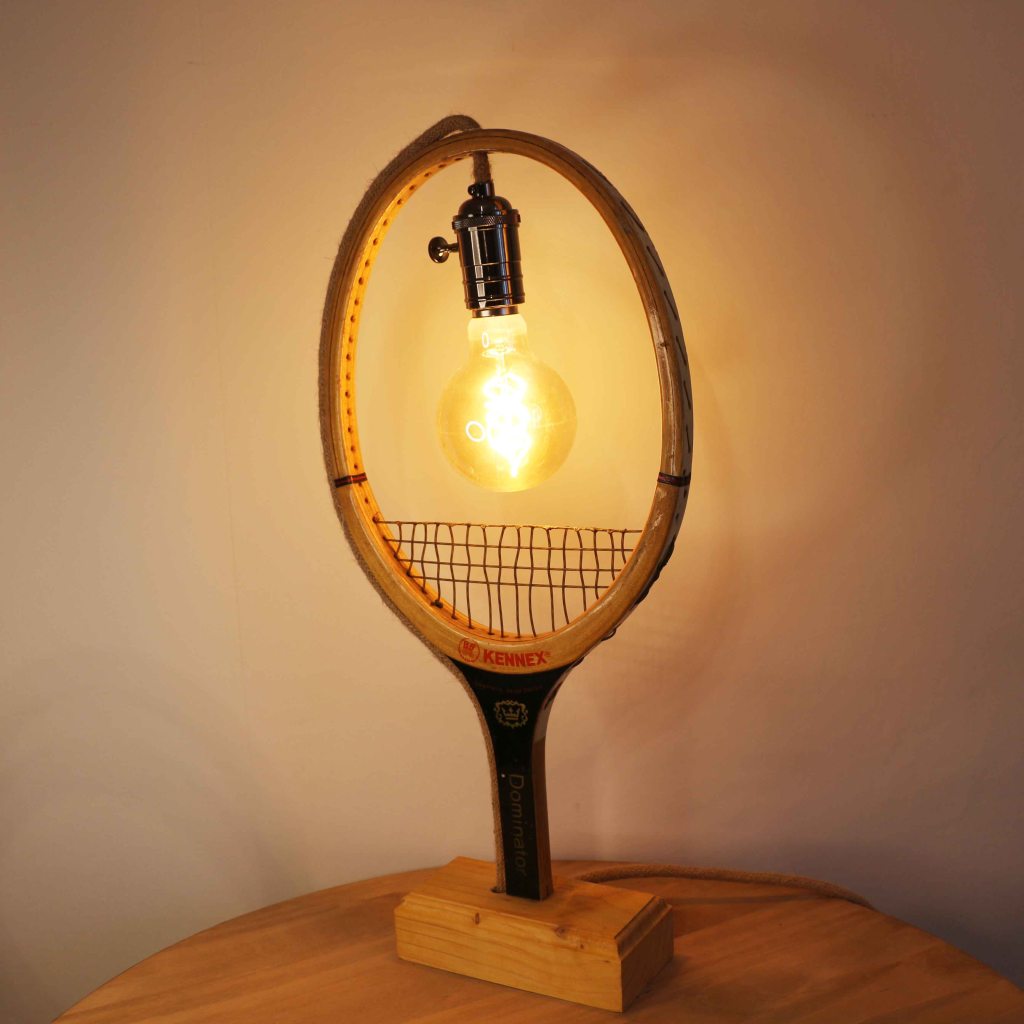 luminaire fabriqué à partir d'une raquette de tennis