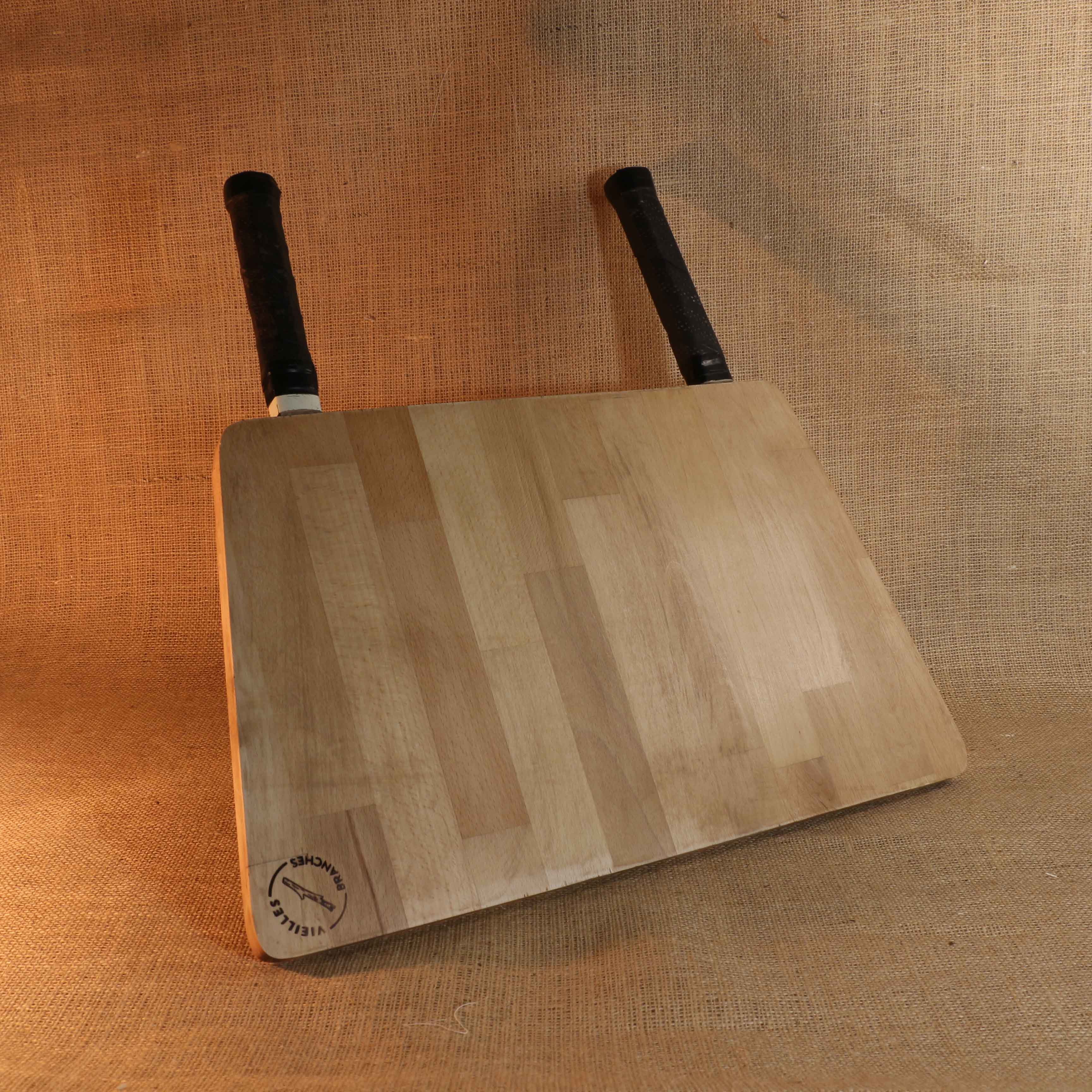 Planche à découper avec un manche de raquette de tennis