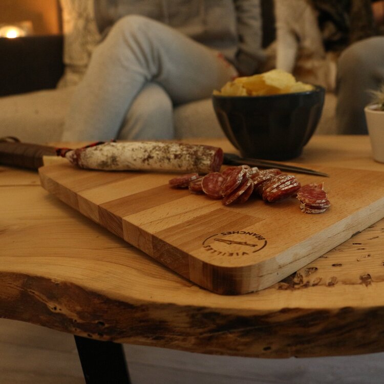 Planche à découper avec un manche de raquette de tennis