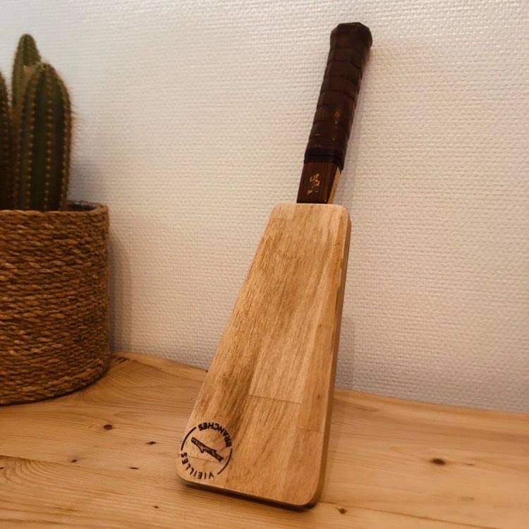Planche à découper avec un manche de raquette de tennis