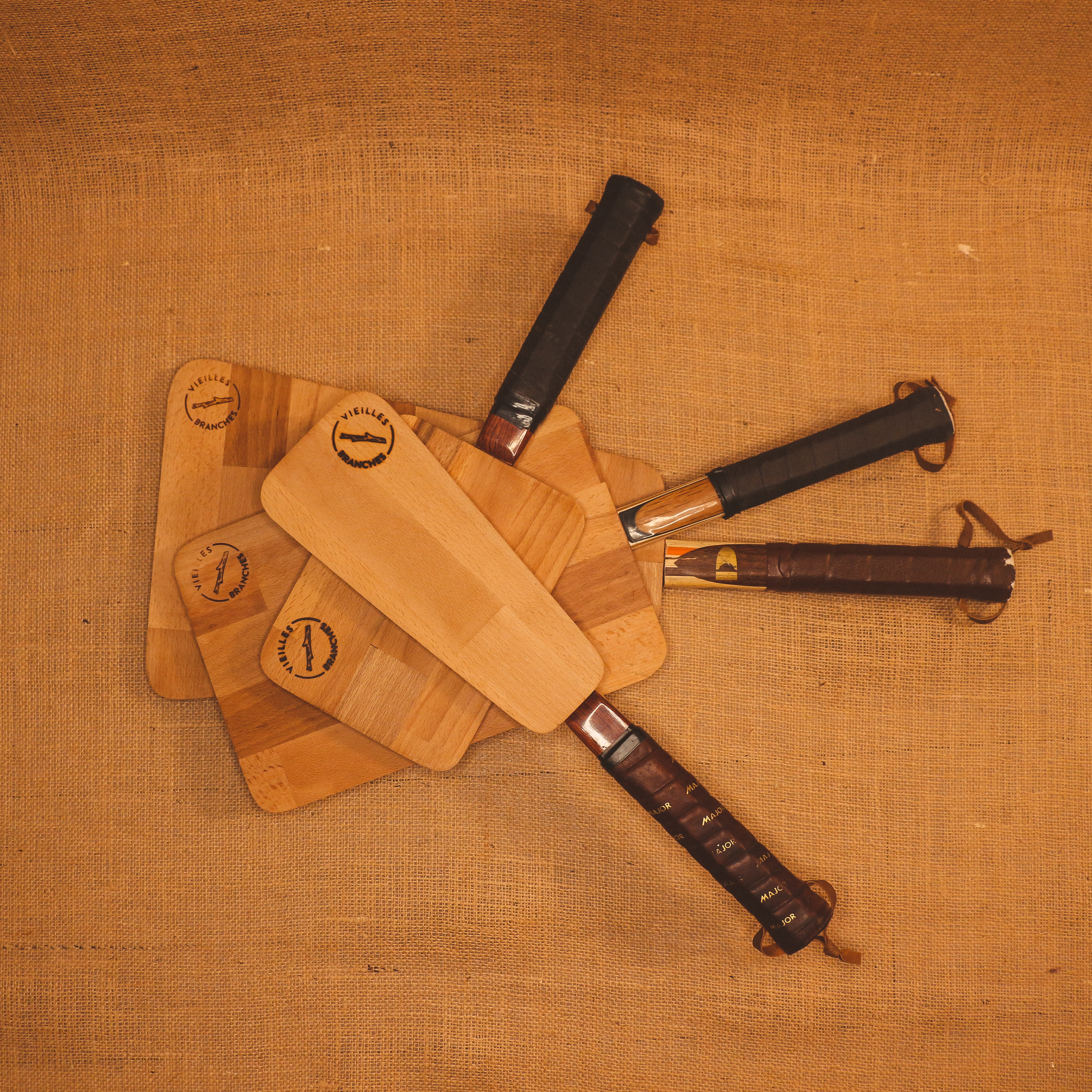 Planche à découper avec un manche de raquette de tennis