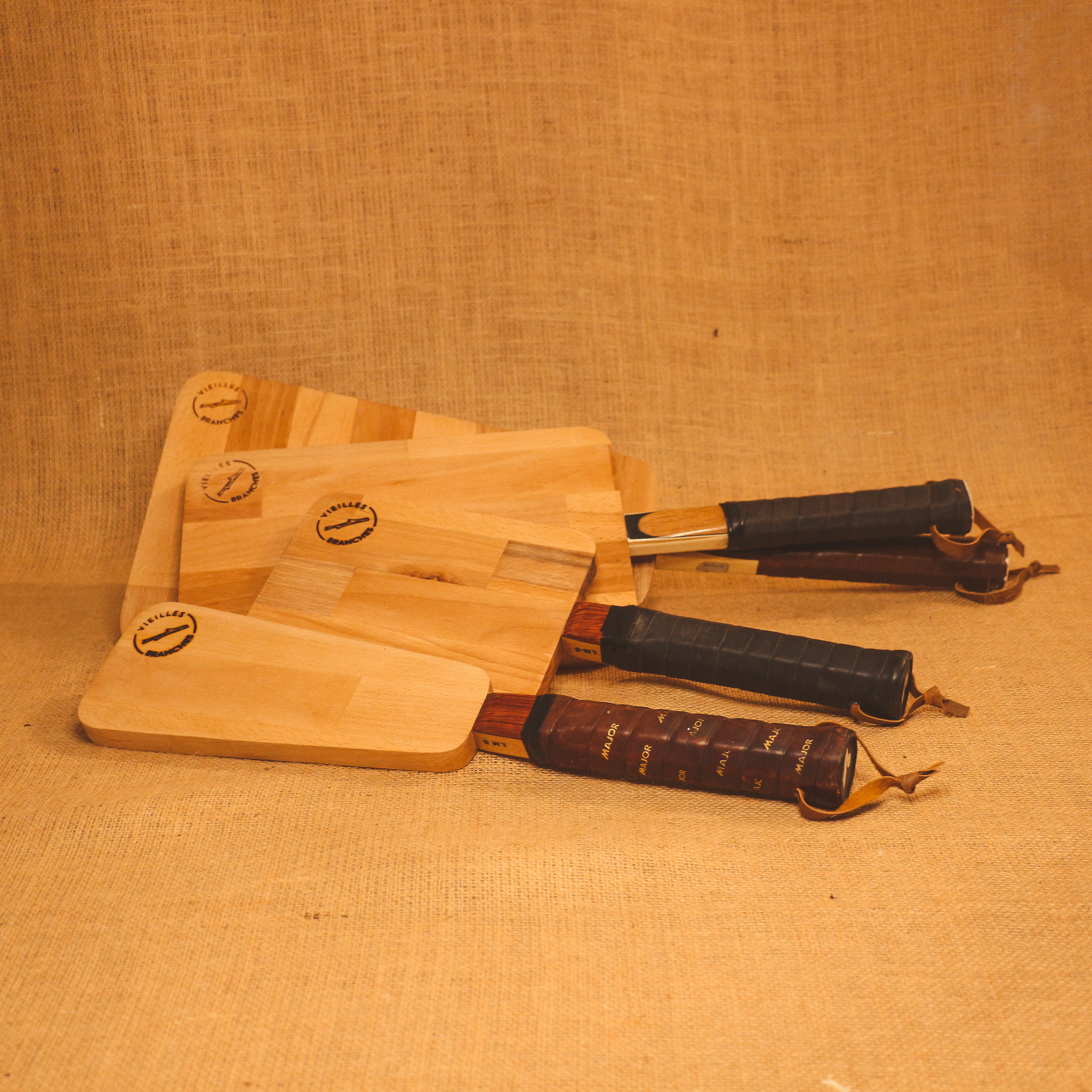 Planche à découper avec un manche de raquette de tennis