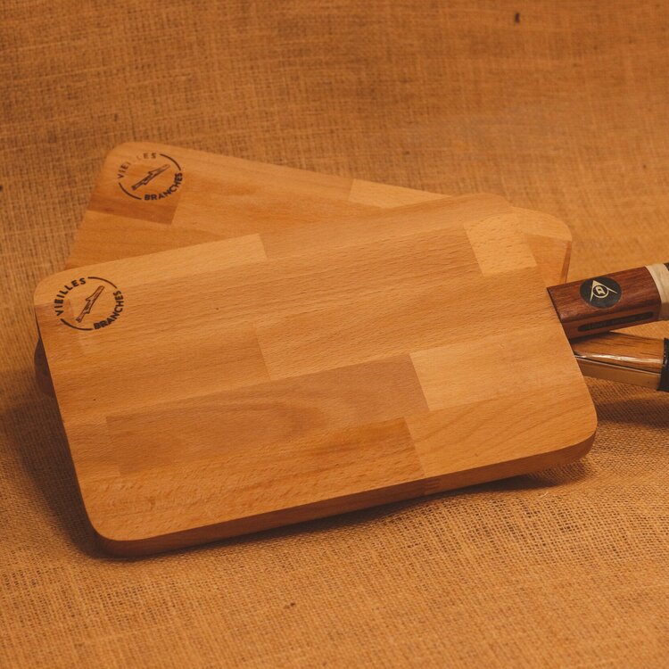 Planche à découper avec un manche de raquette de tennis