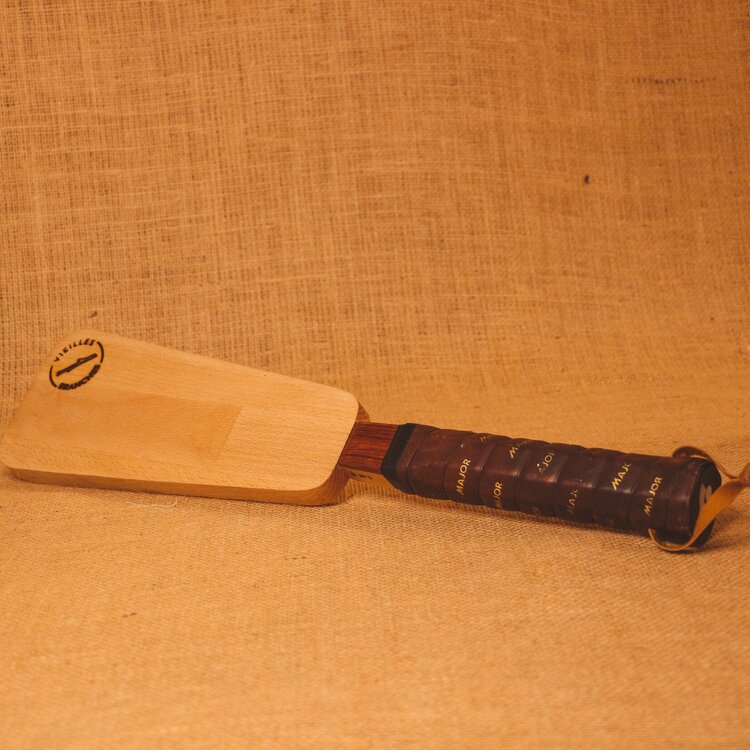 Planche à découper avec un manche de raquette de tennis