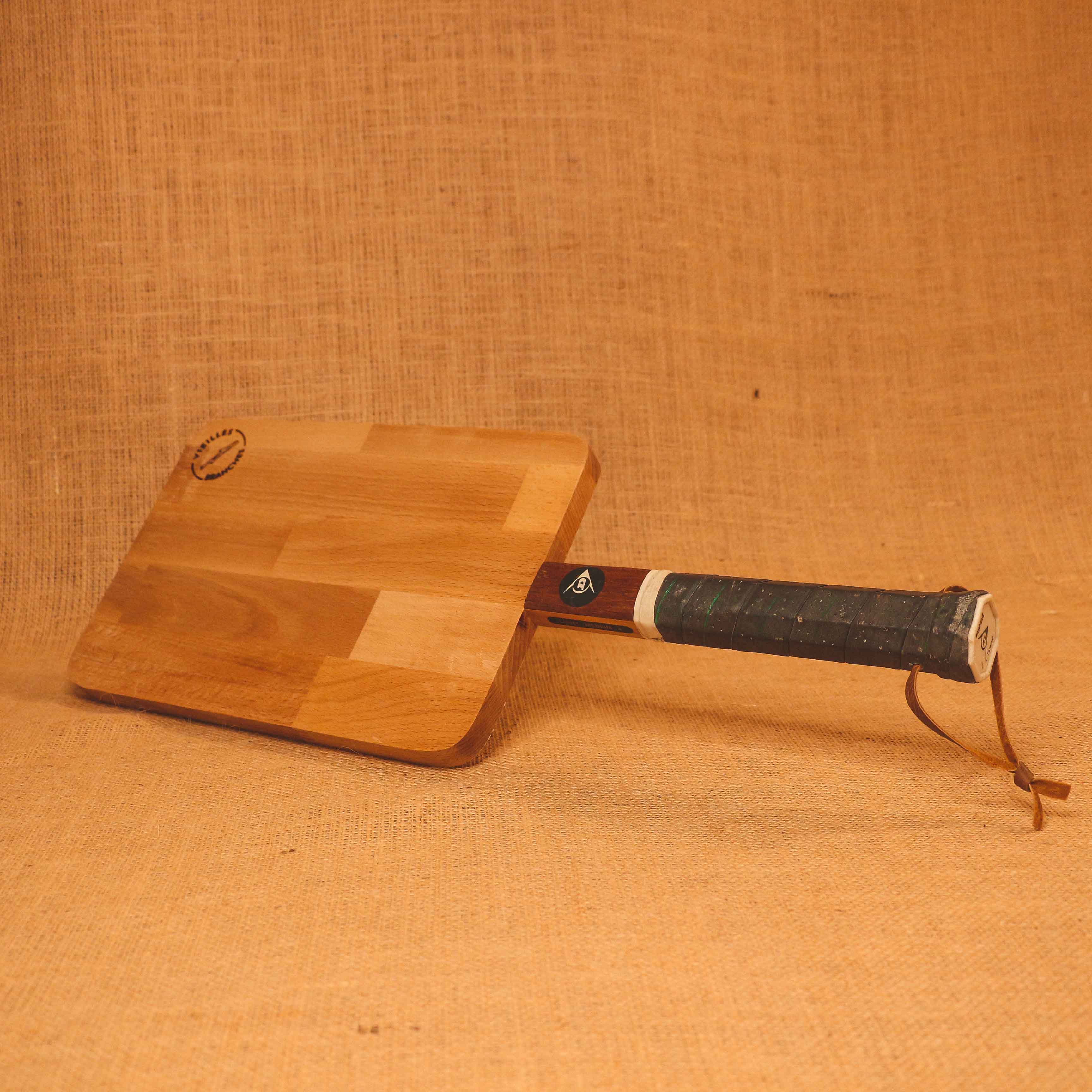 Planche à découper avec un manche de raquette de tennis