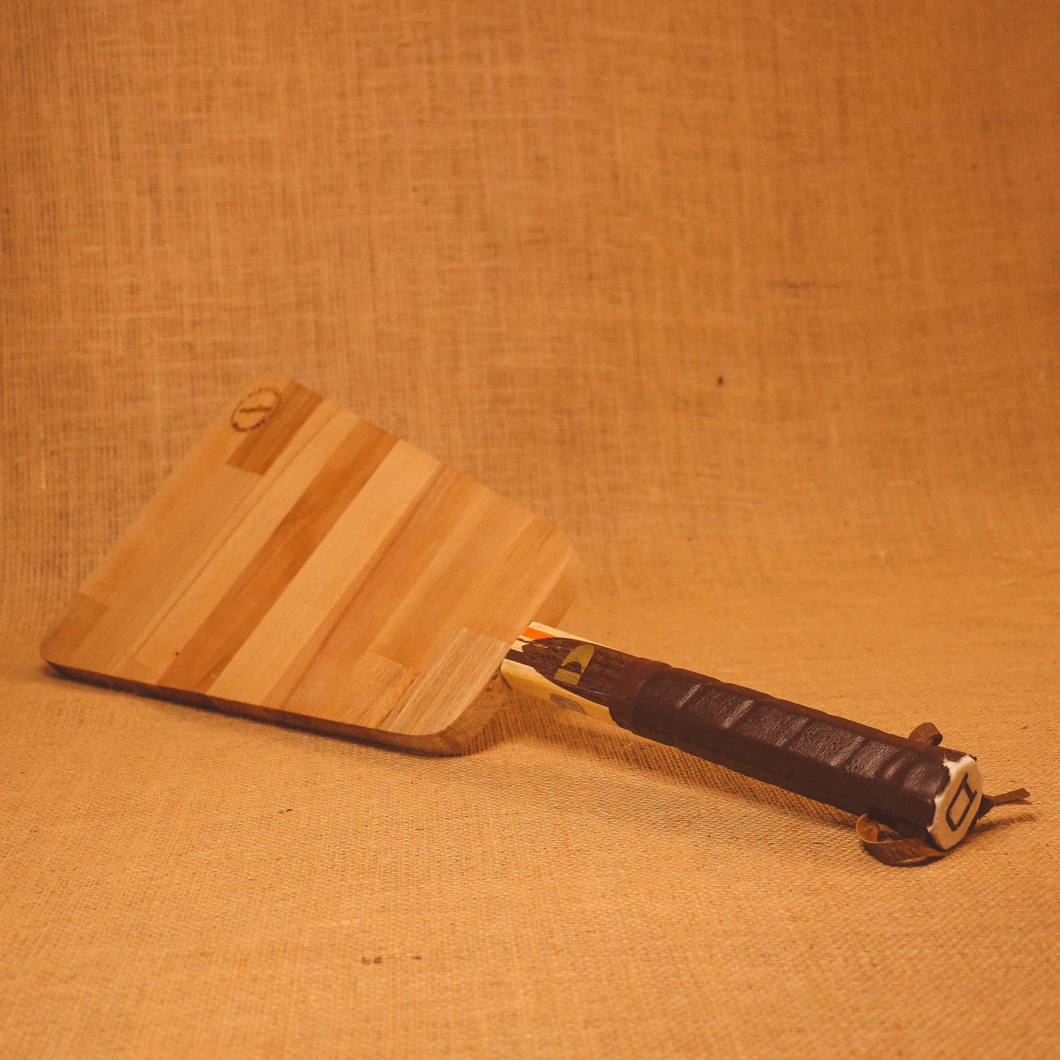 Planche à découper avec un manche de raquette de tennis