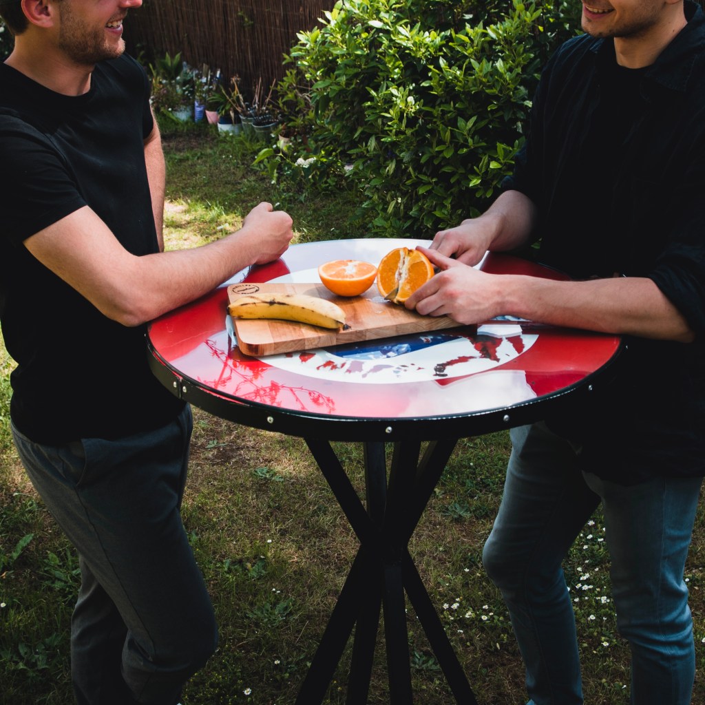 Mange debout fait à partir d'un panneau de signalisation
