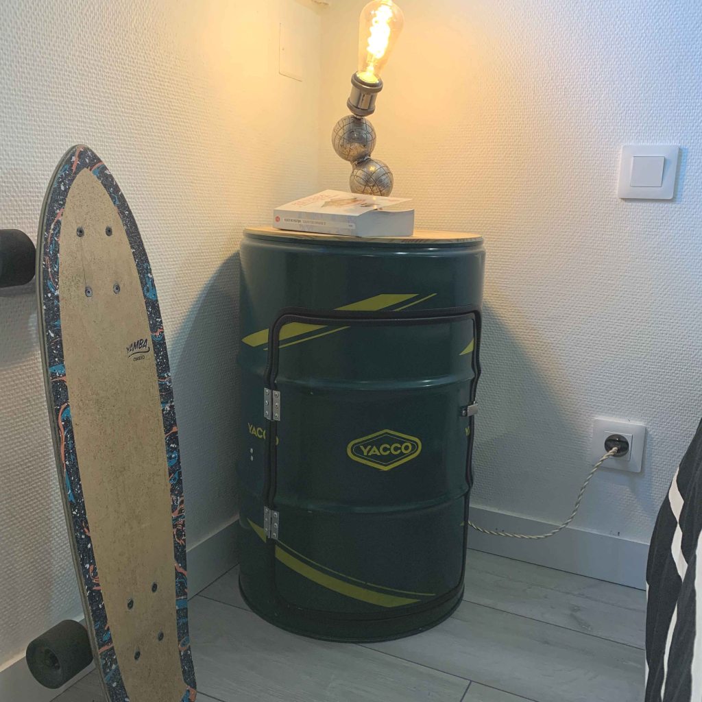 Table de nuit fabriquée à partir d'un baril d'huile