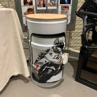 Table de nuit fabriquée à partir d'un baril d'huile