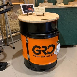 Table de nuit créée à partir d'un baril d'huile