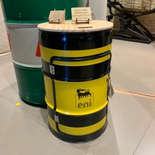 table de nuit conçue à partir d'un baril d'huile